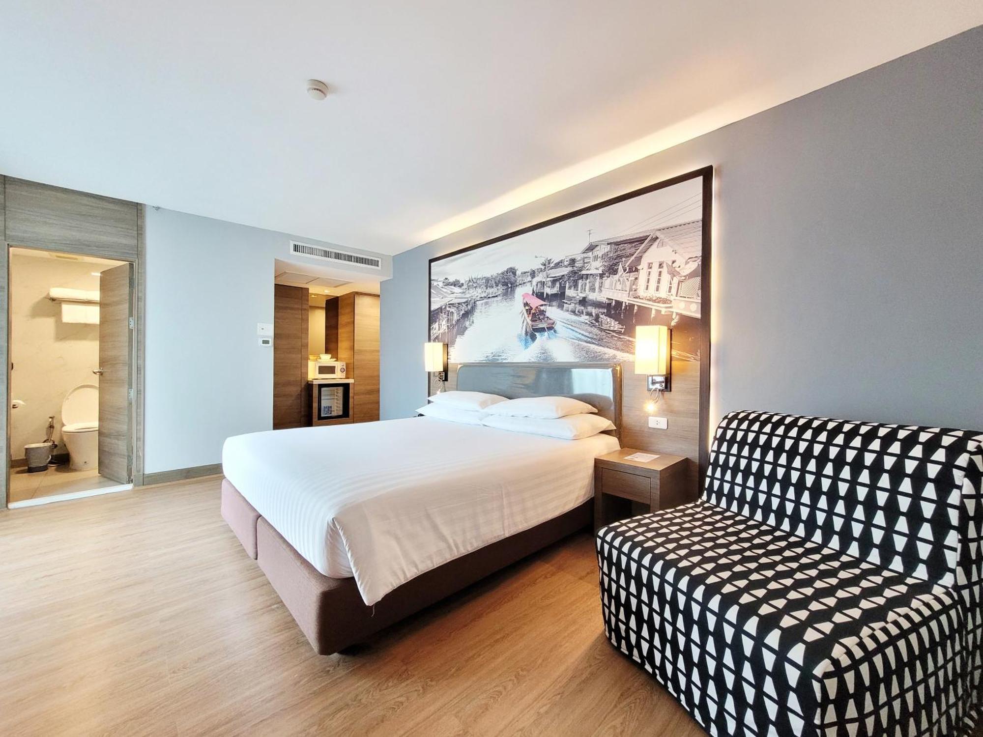 Citrus Sukhumvit 11 By Compass Hospitality Hotel Bangkok Exterior photo