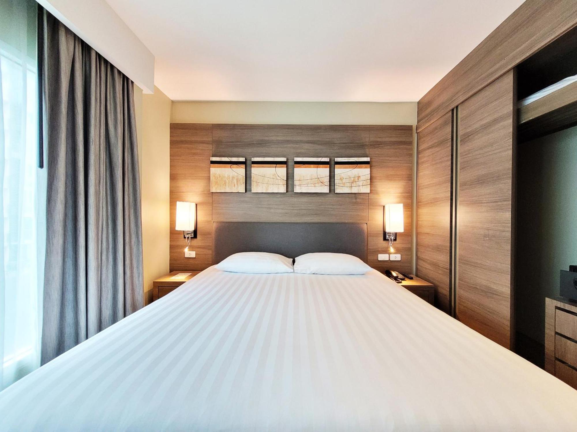 Citrus Sukhumvit 11 By Compass Hospitality Hotel Bangkok Exterior photo