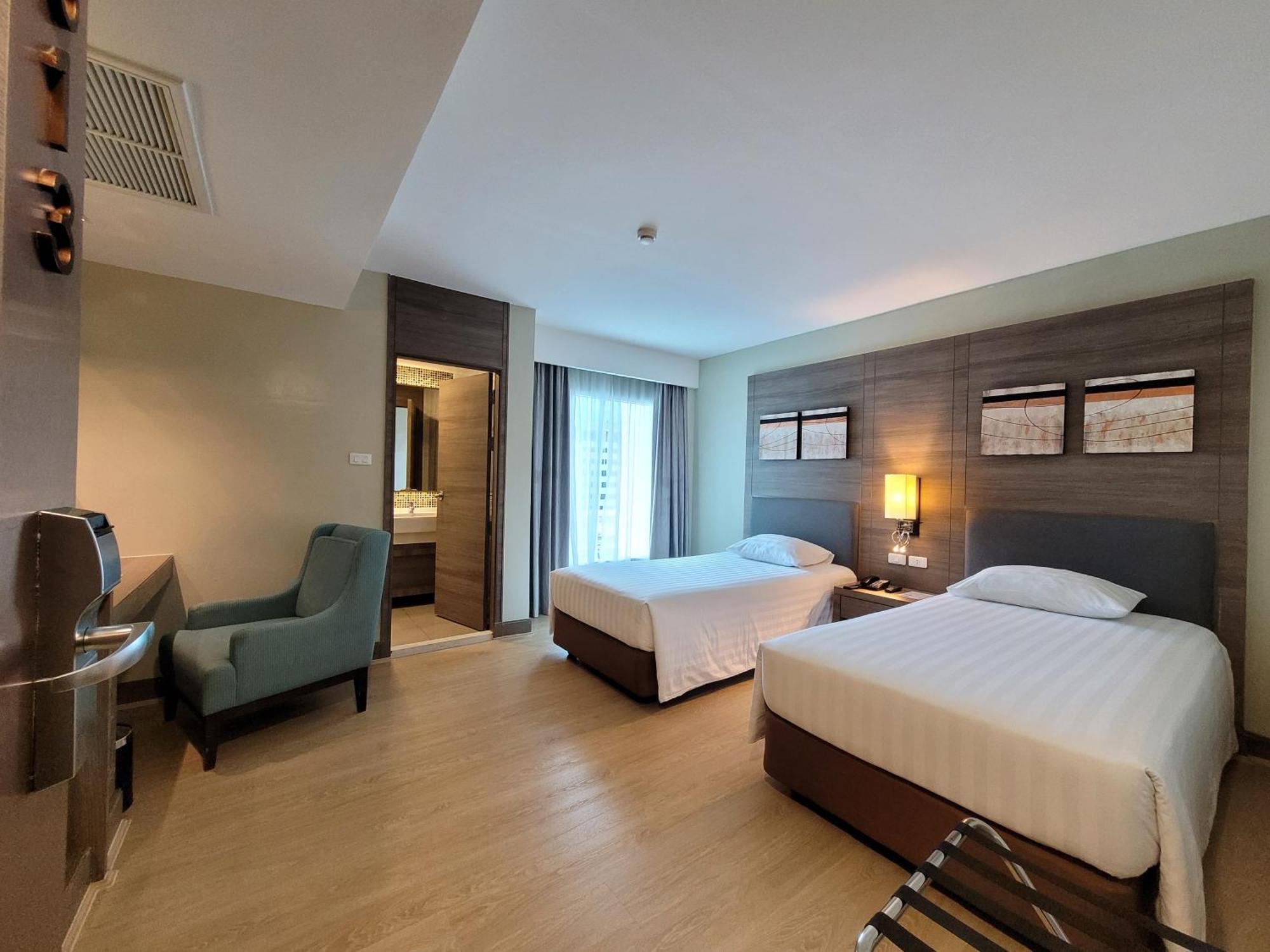Citrus Sukhumvit 11 By Compass Hospitality Hotel Bangkok Exterior photo